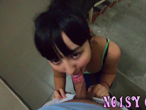 Молодая узбечка сосет парню в подъезде стоя на коленях