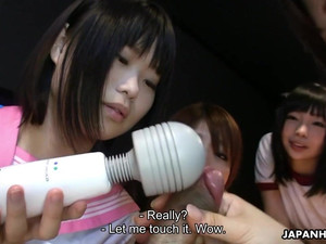 Молодые японки дрочат член парня при помощи вибратора