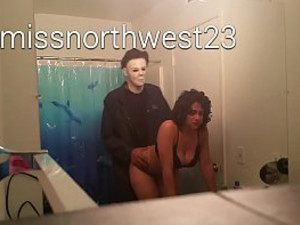 Мужик в маске ебет грудастую соседку в ванной пробравшись в маленький домик в Армении