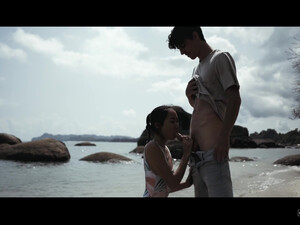 Минет в исполнении молодой китаянки для туриста на берегу моря